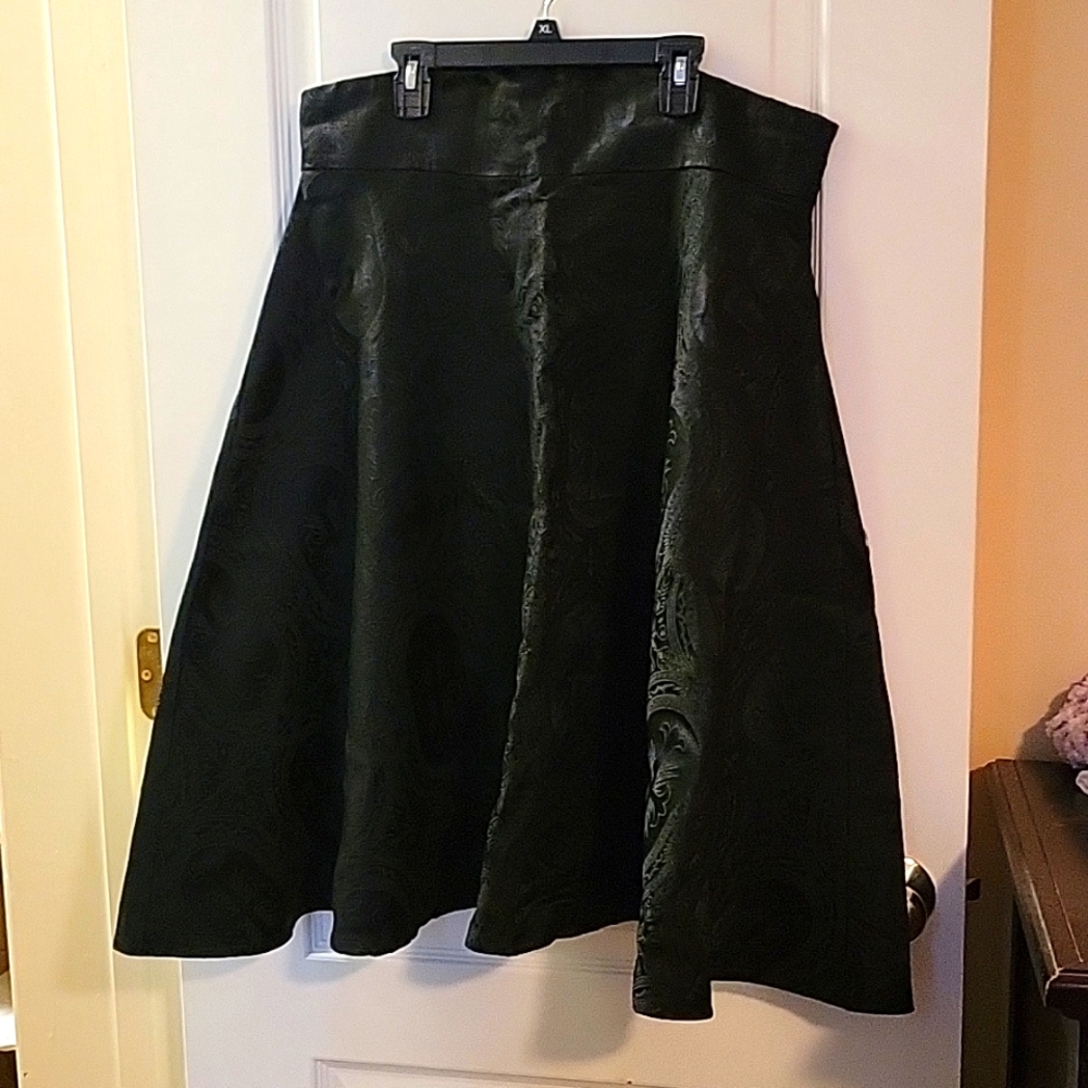 Detailed high waisted satin skirt